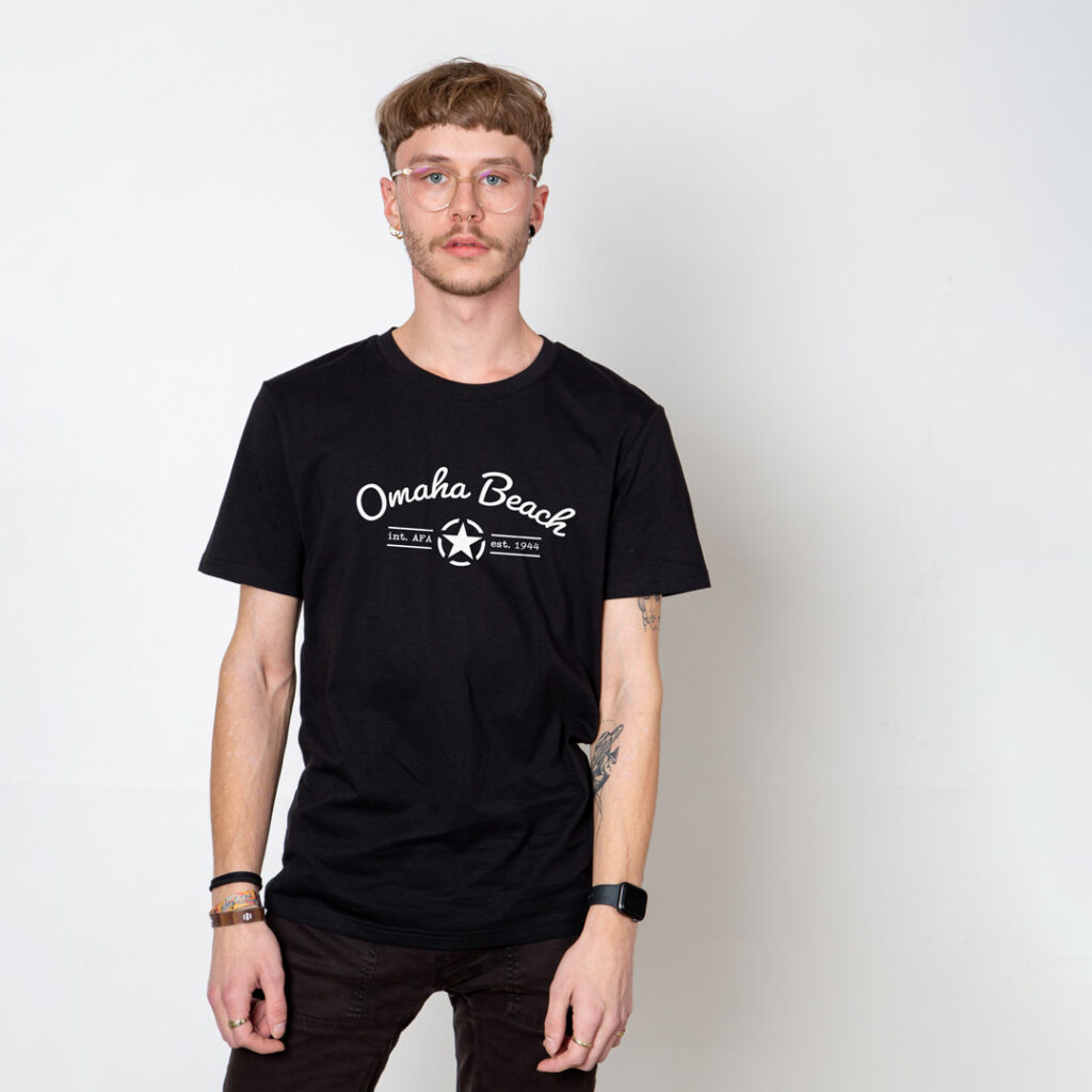 Omaha Beach Shirt: Vollansicht der Version mit weißem Druck auf schwarzem Shirt